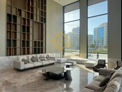 Beverly Boulevard, Arjan Living room View
